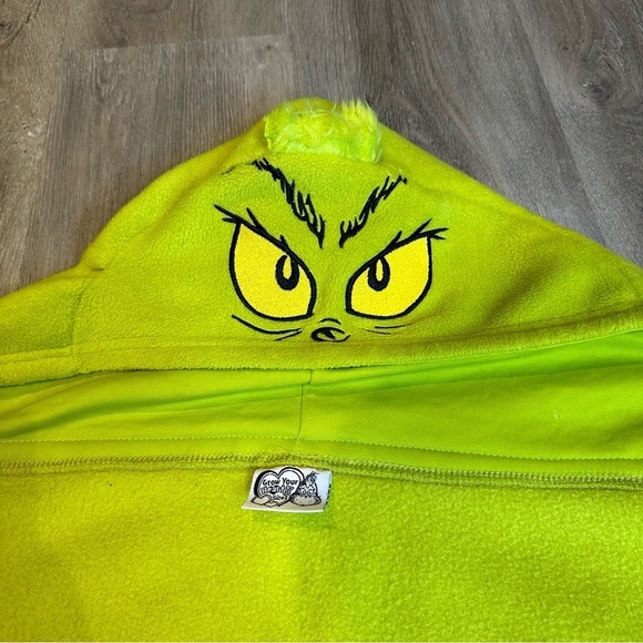 Dr. Seuss Grinch hooded blanket - Picture 3 of 12